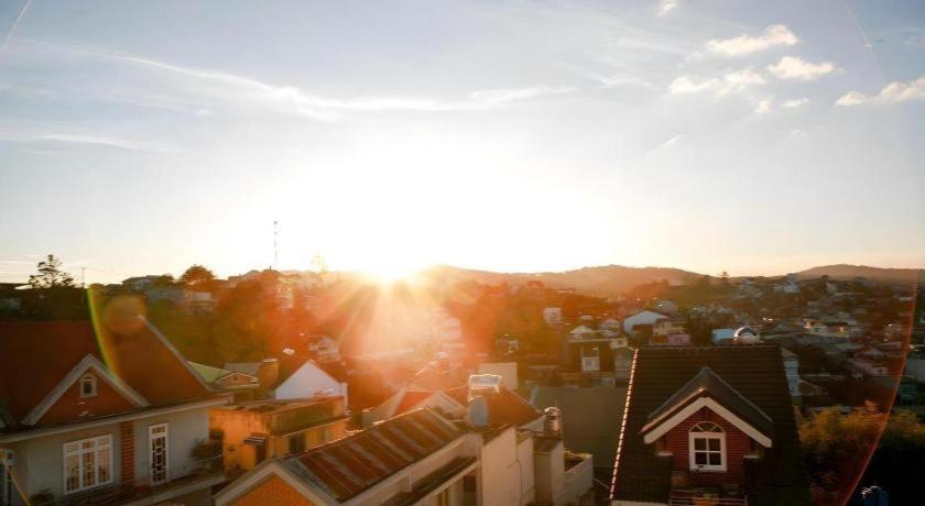 Hoa Sen Vang Hotel Dalat Exterior photo